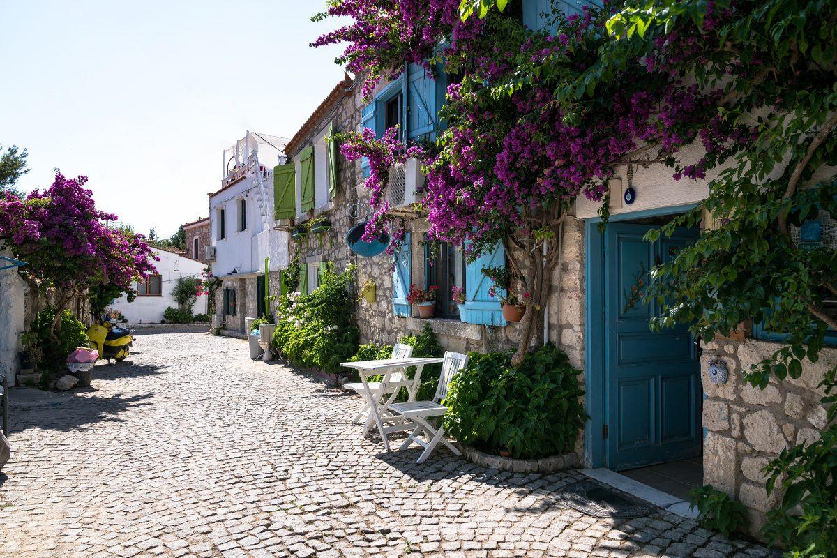 Alaçatı bunte Gassen mit Blumen