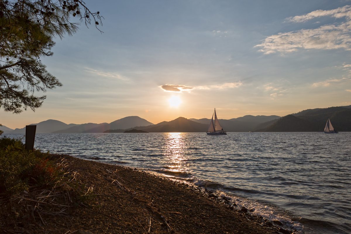 Ruhige Bucht bei Sonnenuntergang Ägäis