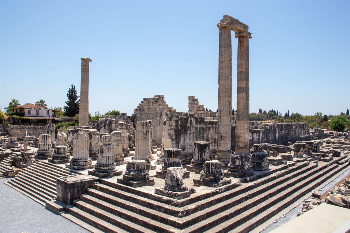 Apollo-Tempel Didyma mit drei markanten Säulen