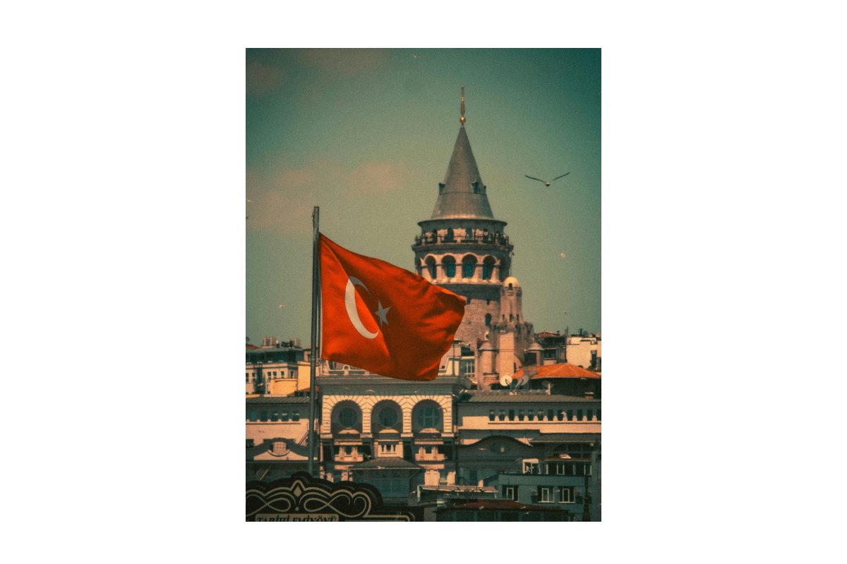 Galata Turm Istanbul mit türkischer Flagge