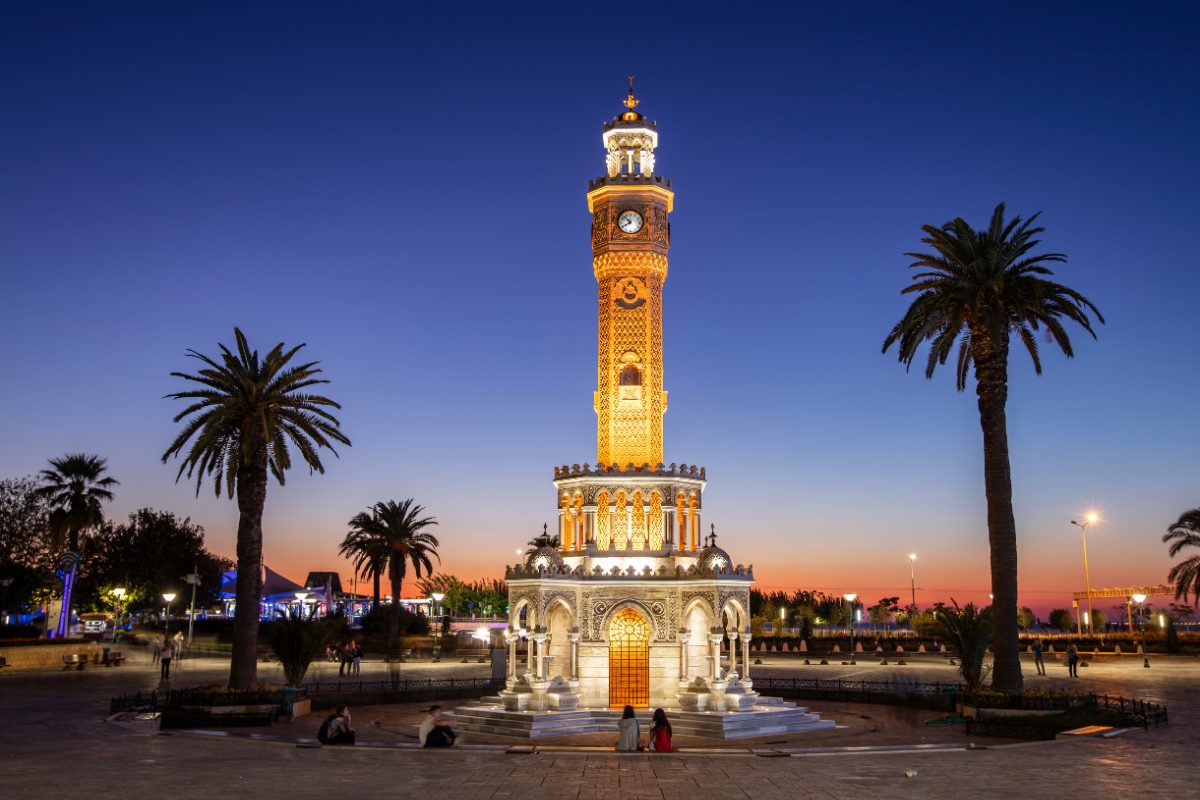 Saat Kulesi Uhrturm Izmir bei Nacht