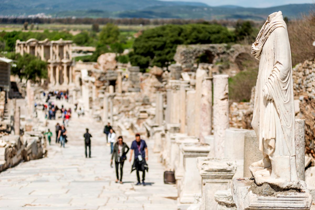 Ephesus Ausgrabungsstätte mit antiken Ruinen und Säulen