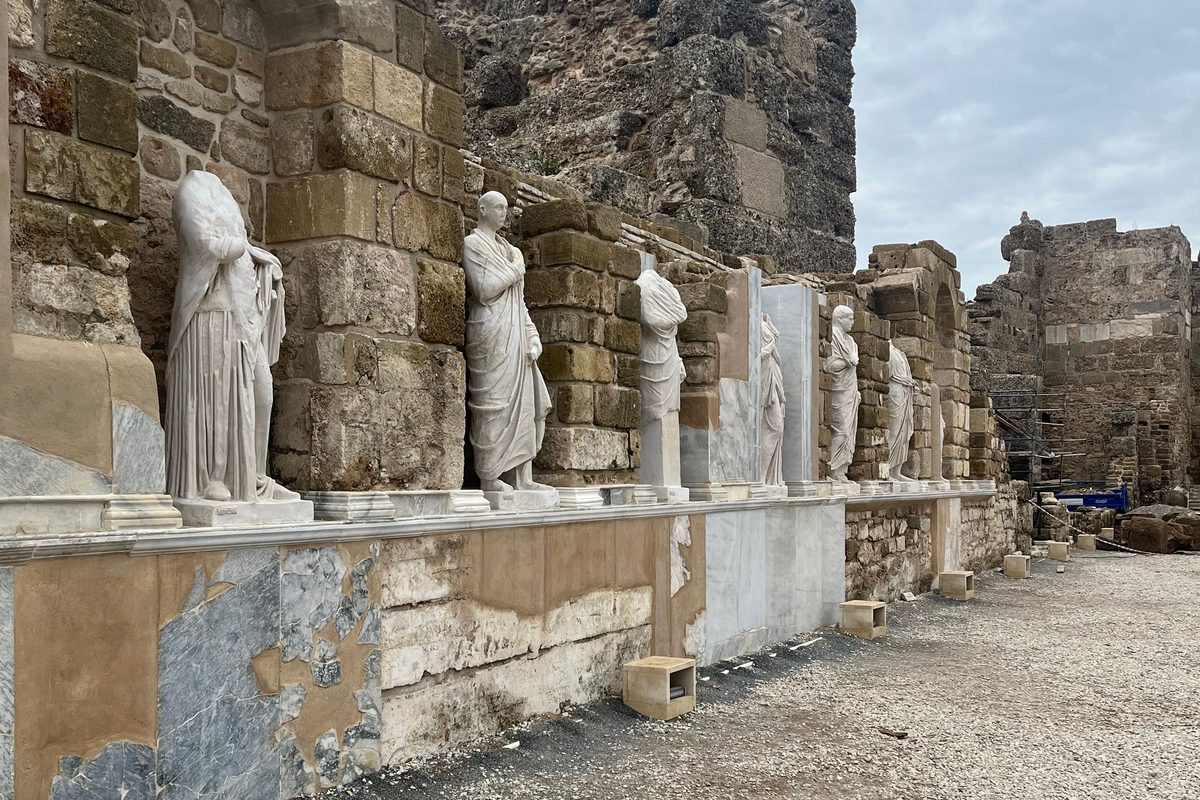 Antikes Theater Side Statuen